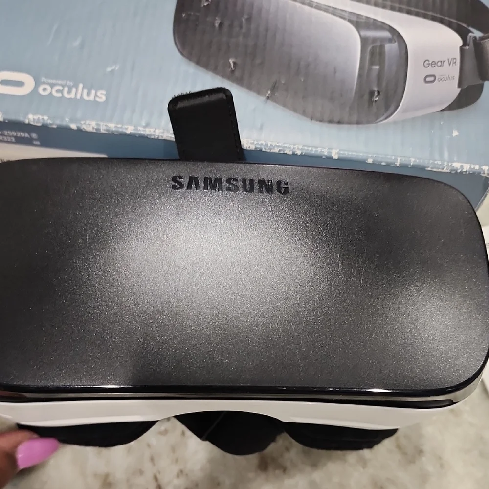 Samsung Gear VR Headset - Black and White